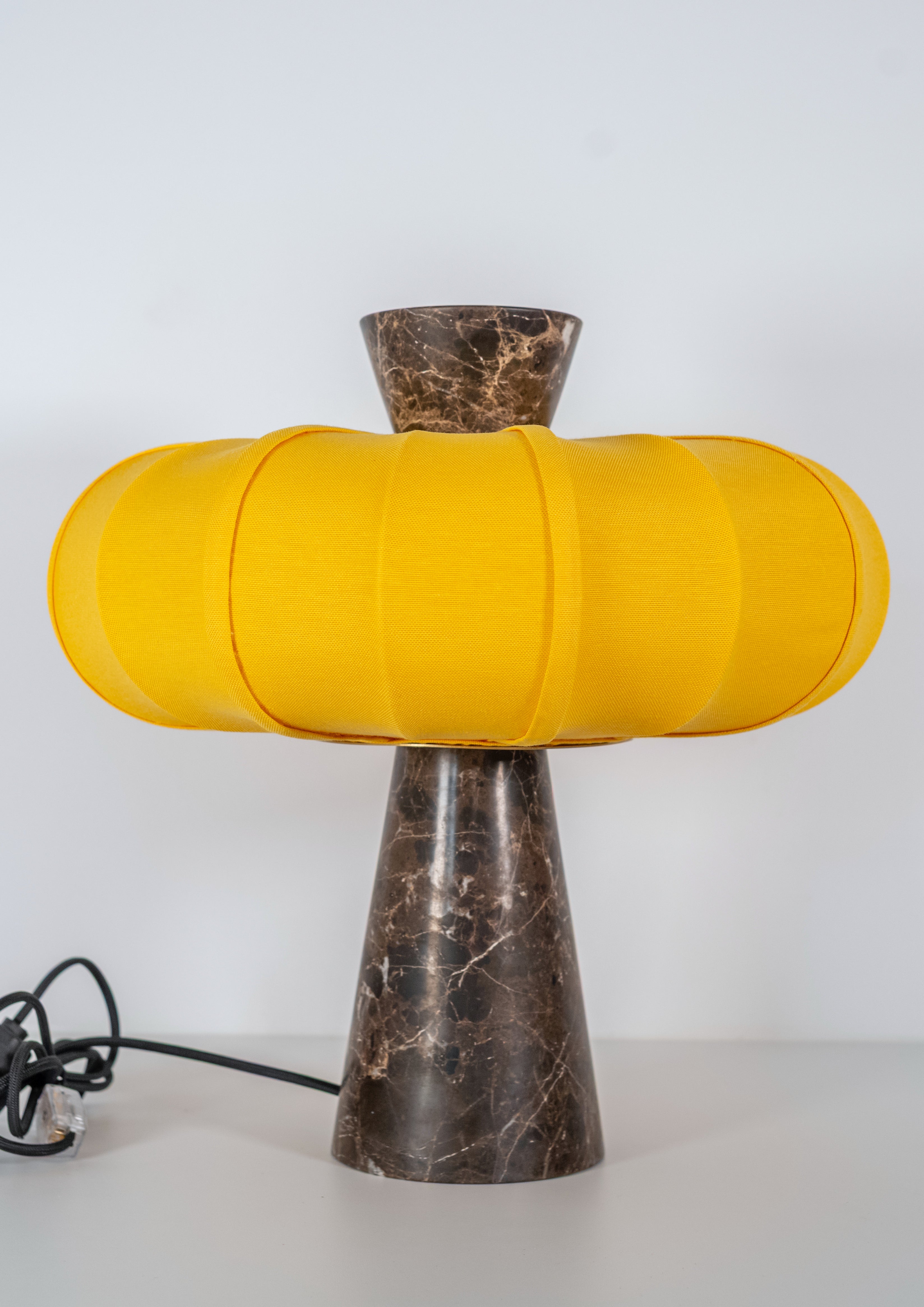 Andorra Tischleuchte 2.0 | Emperador Brown Marmor, Cadmium Yellow Baumwollschirm