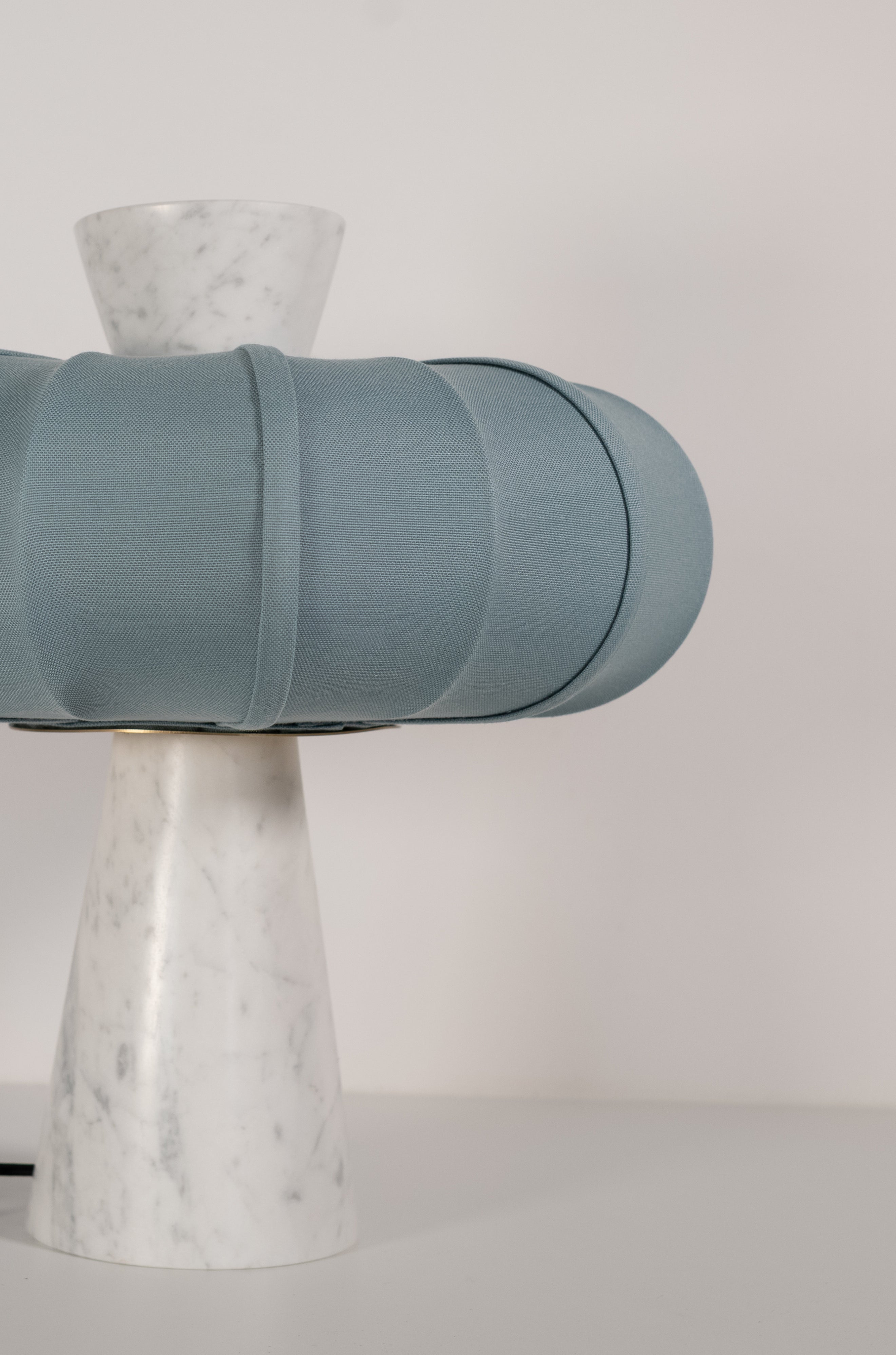 Andorra Tischleuchte 2.0 | Carrara White Marmor, Indigo Grey Baumwollschirm