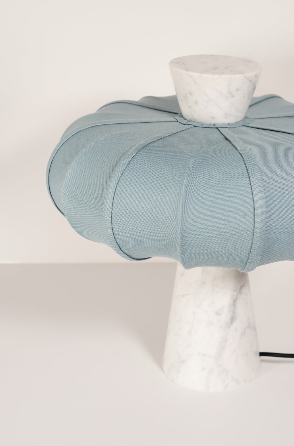 Andorra Tischleuchte 2.0 | Carrara White Marmor, Indigo Grey Baumwollschirm