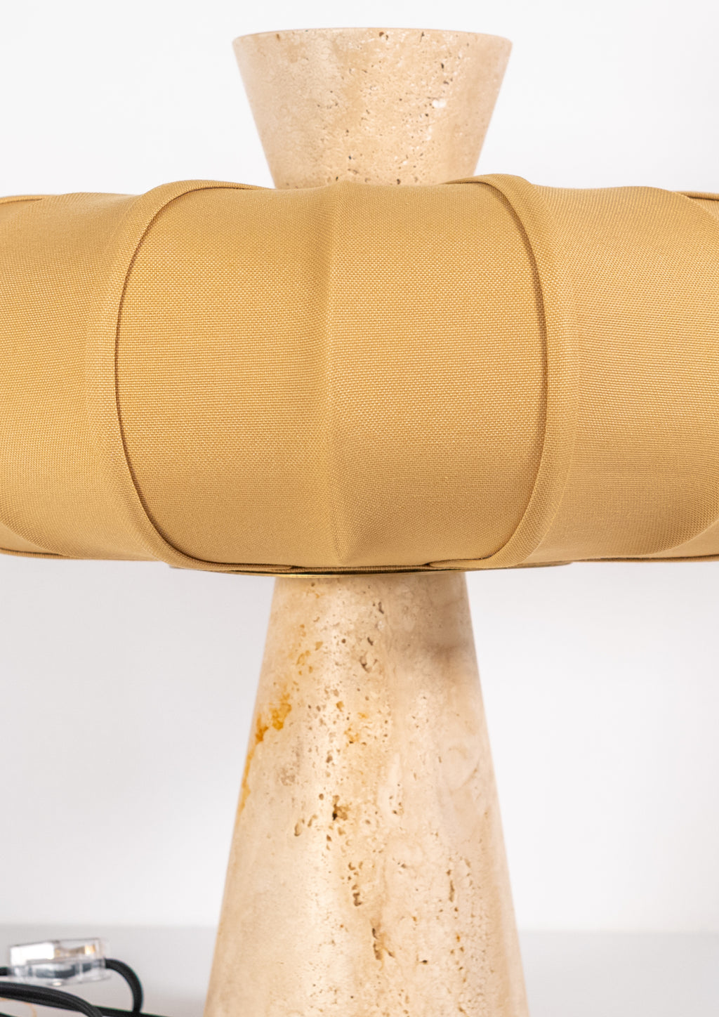 Andorra Tischleuchte 2.0 | Romano Beige Travertin, Golden Ochre Baumwollschirm