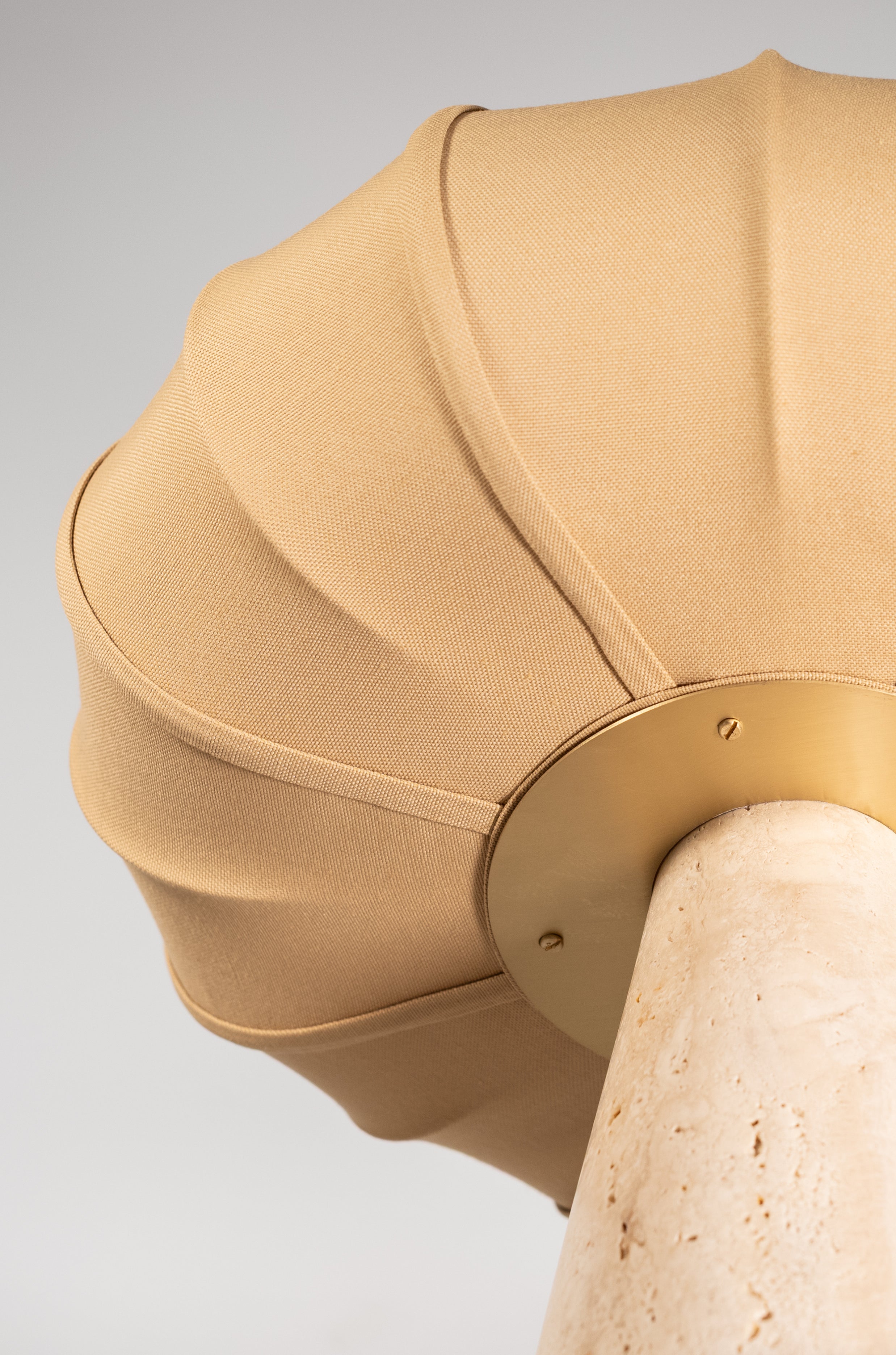 Andorra Tischleuchte 2.0 | Romano Beige Travertin, Golden Ochre Baumwollschirm